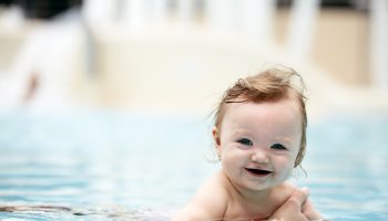 Dez benefícios da natação para bebês 4