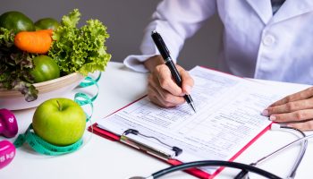 Nutricionista lista dicas para aguentar a folia sem perder o pique (nem a saúde) 2