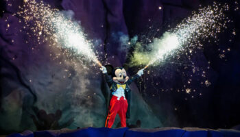 Fantasmic! retorna em 3 de novembro e encanta o público todas as noites no Disney's Hollywood Studios 2